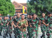 Lari Keliling Makodim 1601/Sumba Timur Sambil Pikul Senjata, Prajurit TNI-AD Jalani Latihan Pembinaan Fisik