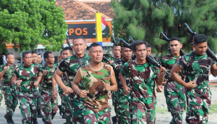 Lari Keliling Makodim 1601/Sumba Timur Sambil Pikul Senjata, Prajurit TNI-AD Jalani Latihan Pembinaan Fisik