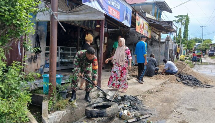 Karya Bakti Jumat Bersih, Babinsa Kodim 1601/Sumba Timur Gandeng Warga Bersihkan Lingkungan