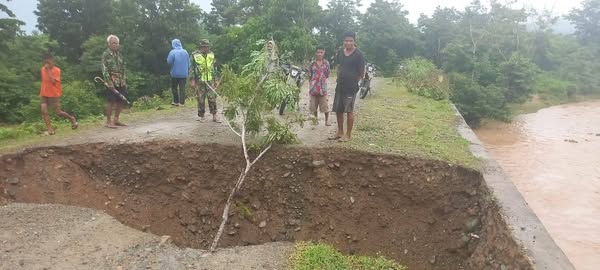 Jembatan Lailunggi Jebol, Lumpuhkan Akses Lintas Kecamatan Selatan Sumba Timur