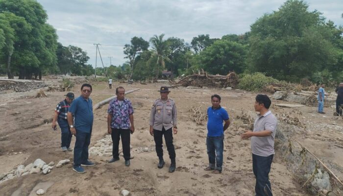 Tinjau Lokasi Terparah Banjir, Penjabat Bupati Kupang Dinas Teknis Segera Lakukan Tanggap Darurat Bencana