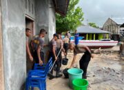 Aksi Kemanusiaan Personel Ditpolairud Polda NTT, Bantu Masyarakat Terdampak Banjir Rob di Pesisir Pantai Tablolong