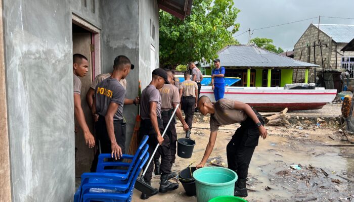 Aksi Kemanusiaan Personel Ditpolairud Polda NTT, Bantu Masyarakat Terdampak Banjir Rob di Pesisir Pantai Tablolong