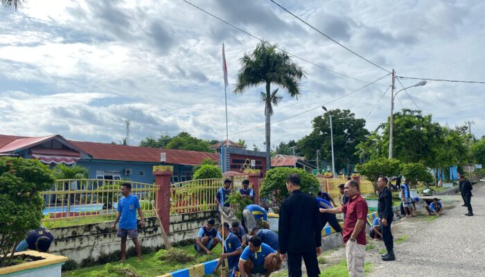 Jaga Kebersihan Saat Musim Hujan, Warga Binaan Jelang Asimilasi Bersihkan Pekarangan Lapas Kelas IIA Waingapu