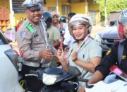 Bunga dan Helm Gratis Saat Valentine Day, Polres Sumba Timur Dukung Keselamatan Berlalu-Lintas