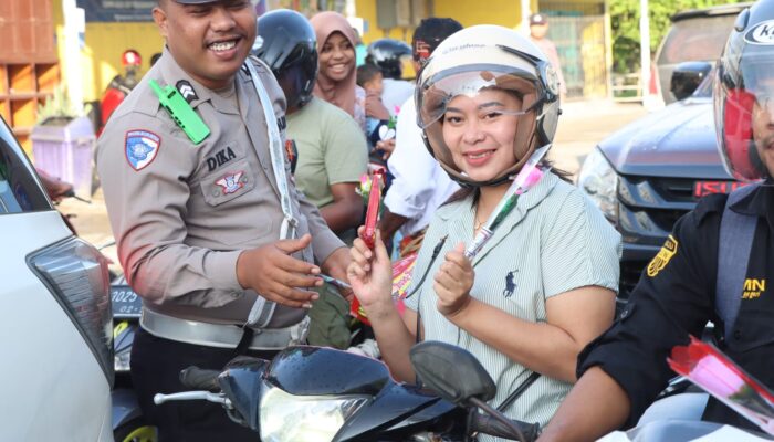 Bunga dan Helm Gratis Saat Valentine Day, Polres Sumba Timur Dukung Keselamatan Berlalu-Lintas