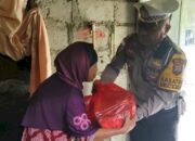 Dukung Operasi Keselamatan, Satlantas Polres Sumba Timur Berbagi Kasih dengan Seorang Janda Lansia di Waingapu