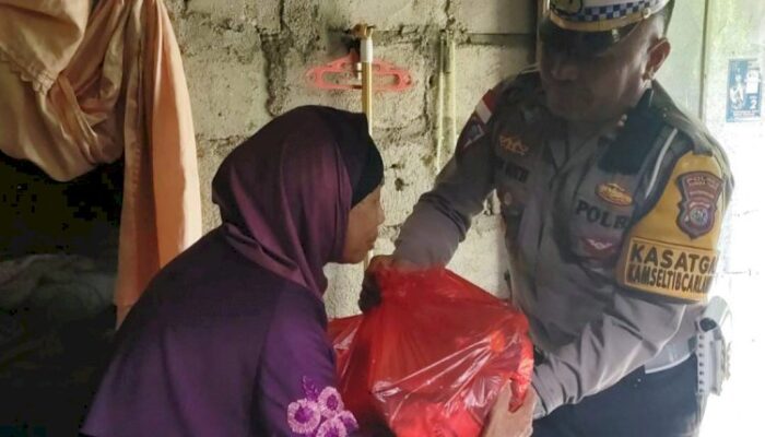 Dukung Operasi Keselamatan, Satlantas Polres Sumba Timur Berbagi Kasih dengan Seorang Janda Lansia di Waingapu