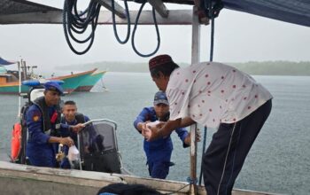 Sambangi Masyarakat Nelayan Pesisir, Ditpolairud Polda NTT Bagi Takjil Jelang Buka Puasa