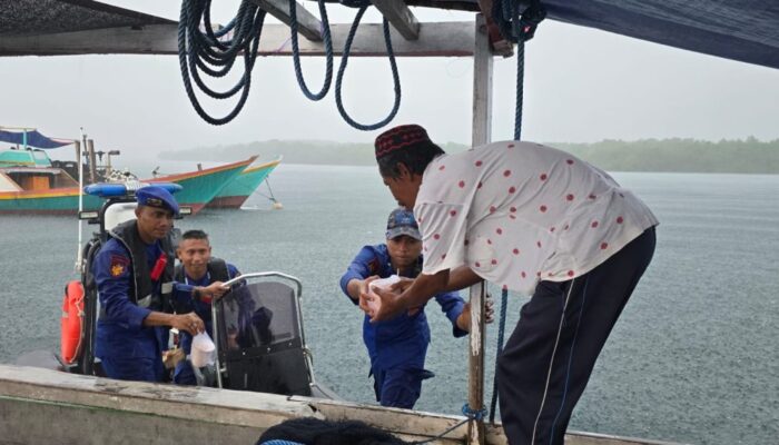 Sambangi Masyarakat Nelayan Pesisir, Ditpolairud Polda NTT Bagi Takjil Jelang Buka Puasa