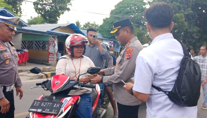 Polres Sumba Timur Bersama Insan Pers Bagi Takjil Pada Masyarakat Pengendara Jelang Buka Puasa