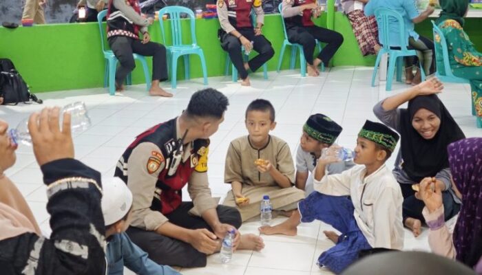 Personel Ditsamapta Polda NTT Buka Puasa Bersama Jamaah Masjid di Kupang