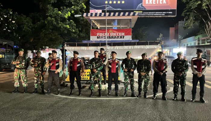 Jamin Suasana Ramadhan Kondusif, Personel Gabungan TNI-Polri di Sumba Timur Gelar Patroli Malam