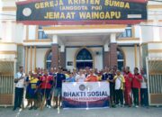 Warga Binaan Lapas Kelas IIA Waingapu Gandeng Jemaat Bersihkan Pekarangan Rumah Ibadah