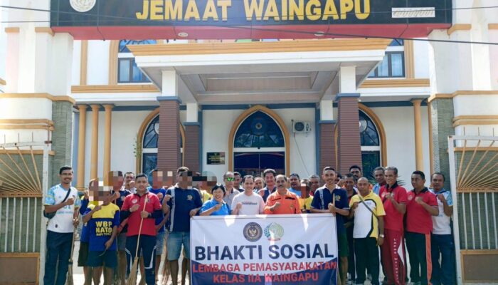 Warga Binaan Lapas Kelas IIA Waingapu Gandeng Jemaat Bersihkan Pekarangan Rumah Ibadah