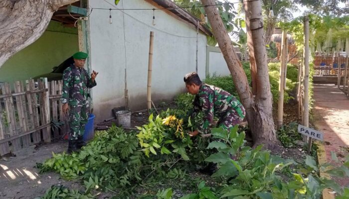 Personel Bersihkan Markas Kodim 1601/Sumba Timur Saat Libur Lebaran