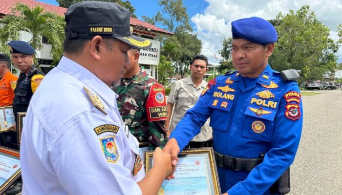 Dedikasi Dalam Aksi Kemanusiaan, Delapan Personel Ditpolairud Polda NTT Terima Penghargaan Dari Bupati TTU