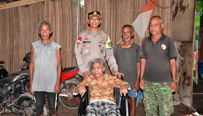 Tangis Haru Amelia Sarmento, WNI Asal Timor Leste Dapat Bantuan Kursi Roda dari Perwira Polri