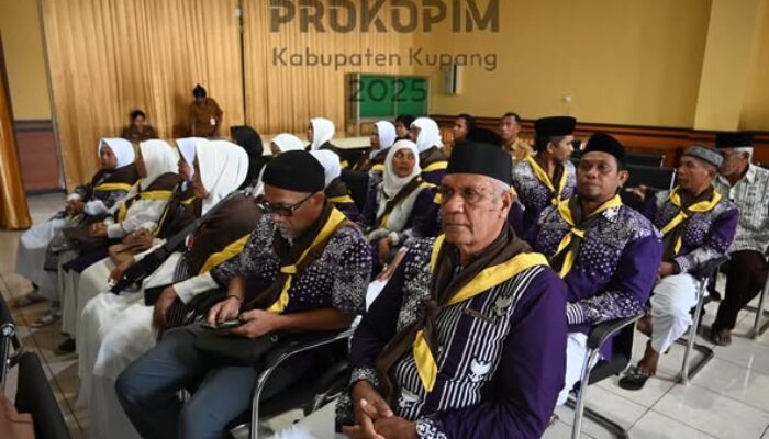 Lepas Keberangkatan 16 Calon Jemaah Haji, Pemkab Kupang Minta Utamakan Ibadah dan Jaga Kesehatan Fisik