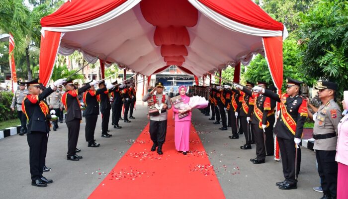 Adat Natoni dan Tradisi Pedang Pora Sambut Kedatangan Kapolda NTT