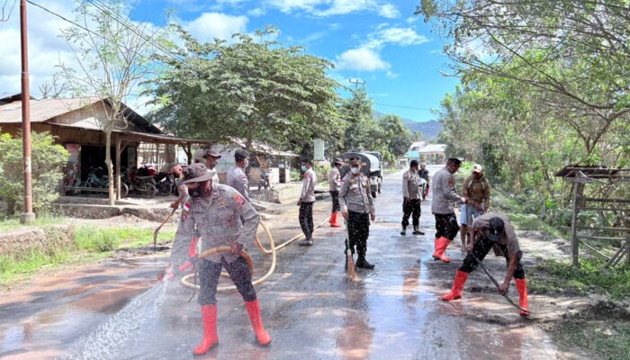 Cegah Gangguan Lalu-Lintas, Personel Polri Bersihkan Abu Vulkanik di Ruas Jalan Trans Larantuka-Maumere