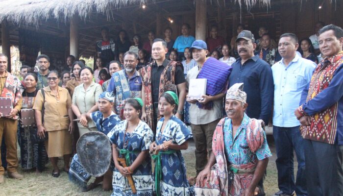 Kunjungi Sumba Timur, Menteri AHY dan Iftitah Sulaiman Dukung Pemberdayaan Ekonomi Berbasis Budaya Lokal