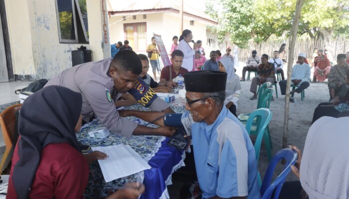 Sentuhan Polri Lewat Bhakti Kesehatan Bagi Masyarakat Prai Salura, Pulau Terluar NKRI